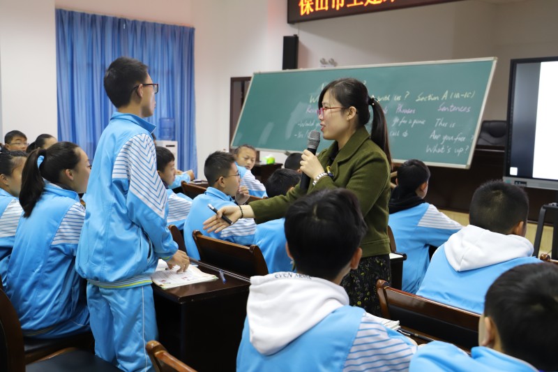 课堂教学研讨中,陈绍艳,杨盈盈两位老师同课异构了初中英语七年级