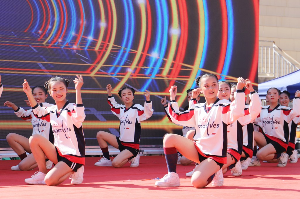 拉丁舞,也有学生们倾情演唱的歌曲,还有充满活力的和雅啦啦操表演