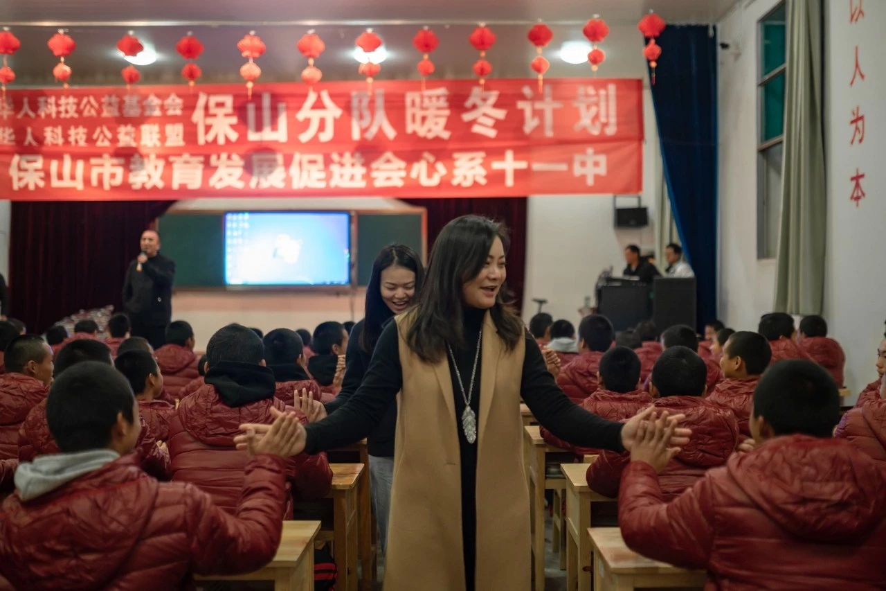 志愿者张晓丽为孩子们做团体心理疗愈保山市第十一中学是一所专门对涉